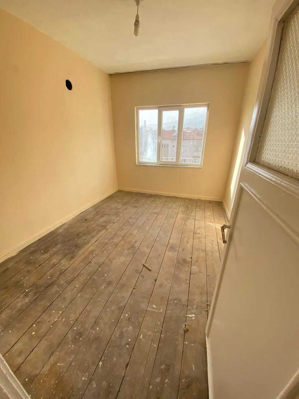 DEVELİ POLAT GAYRİMENKUL - FENESEAŞAĞI MAH. CADDE ÜZERİNDE SATILIK DAİRE.