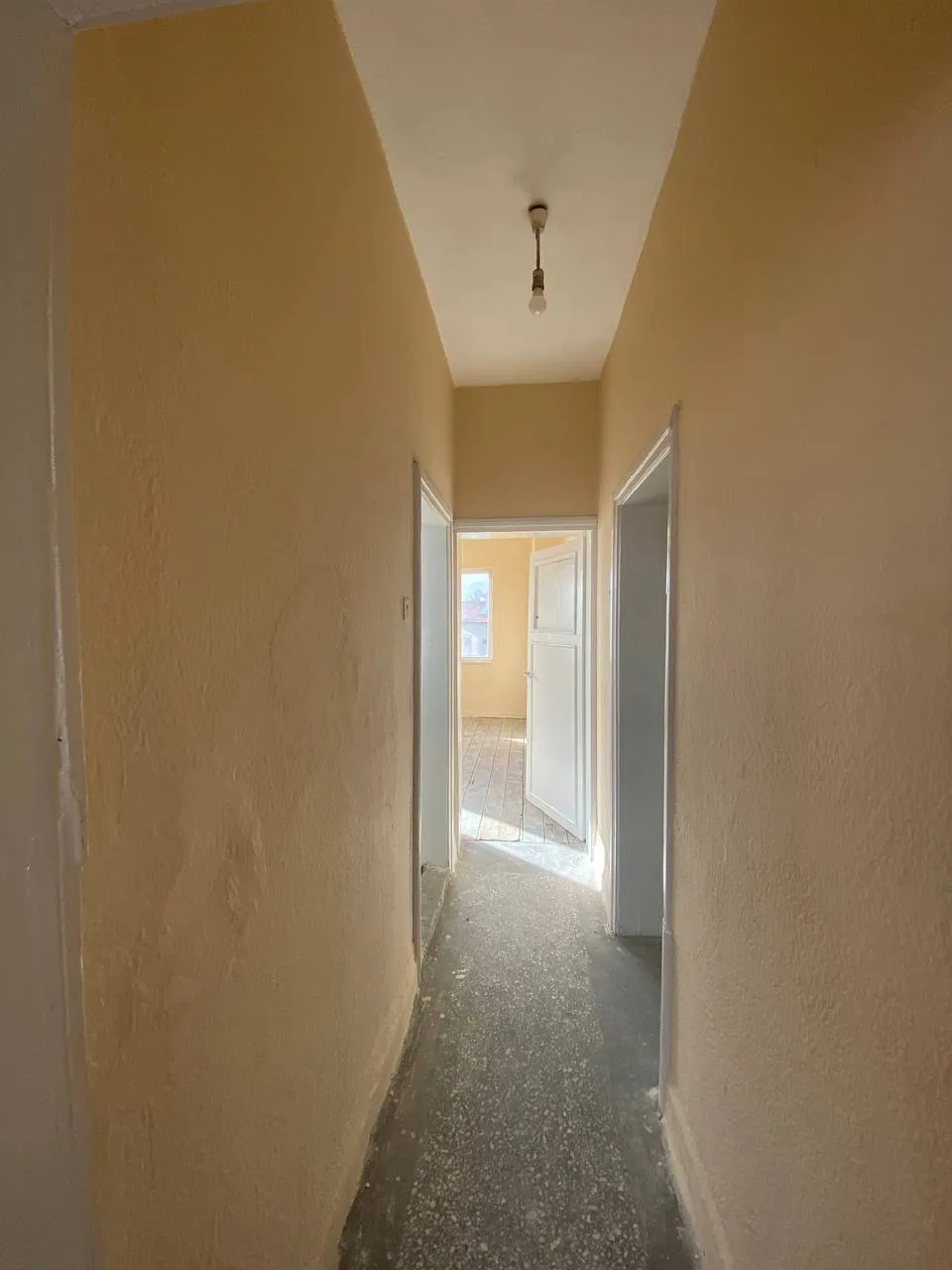 DEVELİ POLAT GAYRİMENKUL - FENESEAŞAĞI MAH. CADDE ÜZERİNDE SATILIK DAİRE.