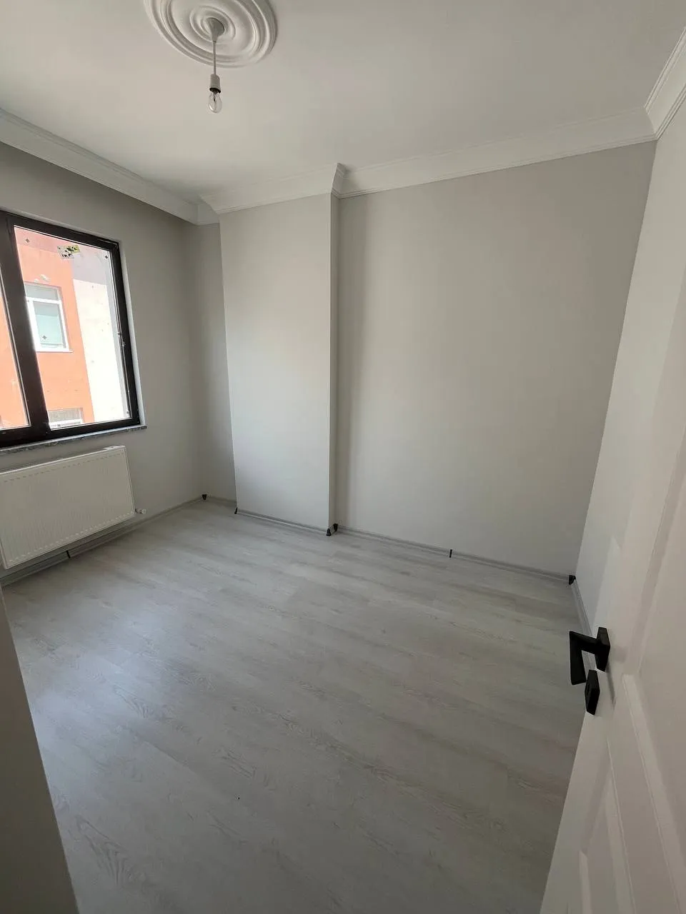 DEVELİ POLAT GAYRİMENKUL- İBRAHİMAĞA MAAH. ÇARŞI MERKEZDE SATILIK ARA KAT DAİRE
