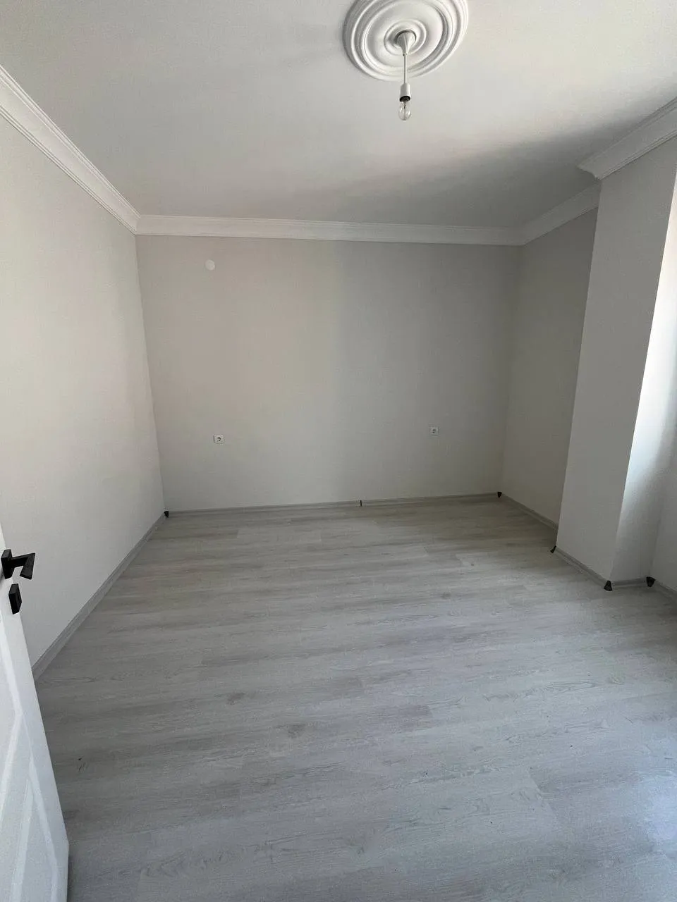 DEVELİ POLAT GAYRİMENKUL- İBRAHİMAĞA MAAH. ÇARŞI MERKEZDE SATILIK ARA KAT DAİRE