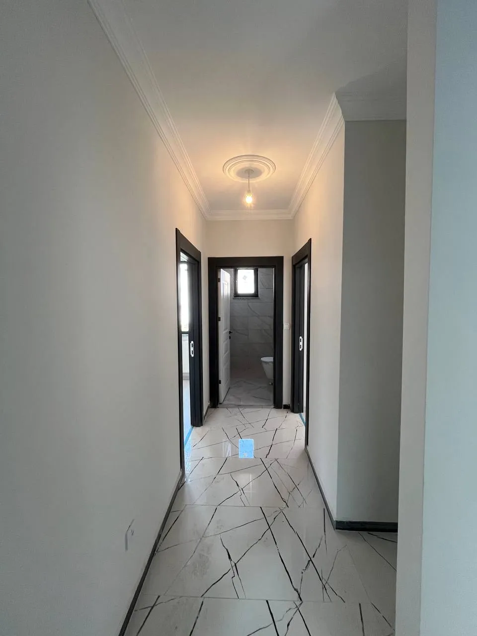 DEVELİ POLAT GAYRİMENKUL- İBRAHİMAĞA MAAH. ÇARŞI MERKEZDE SATILIK ARA KAT DAİRE