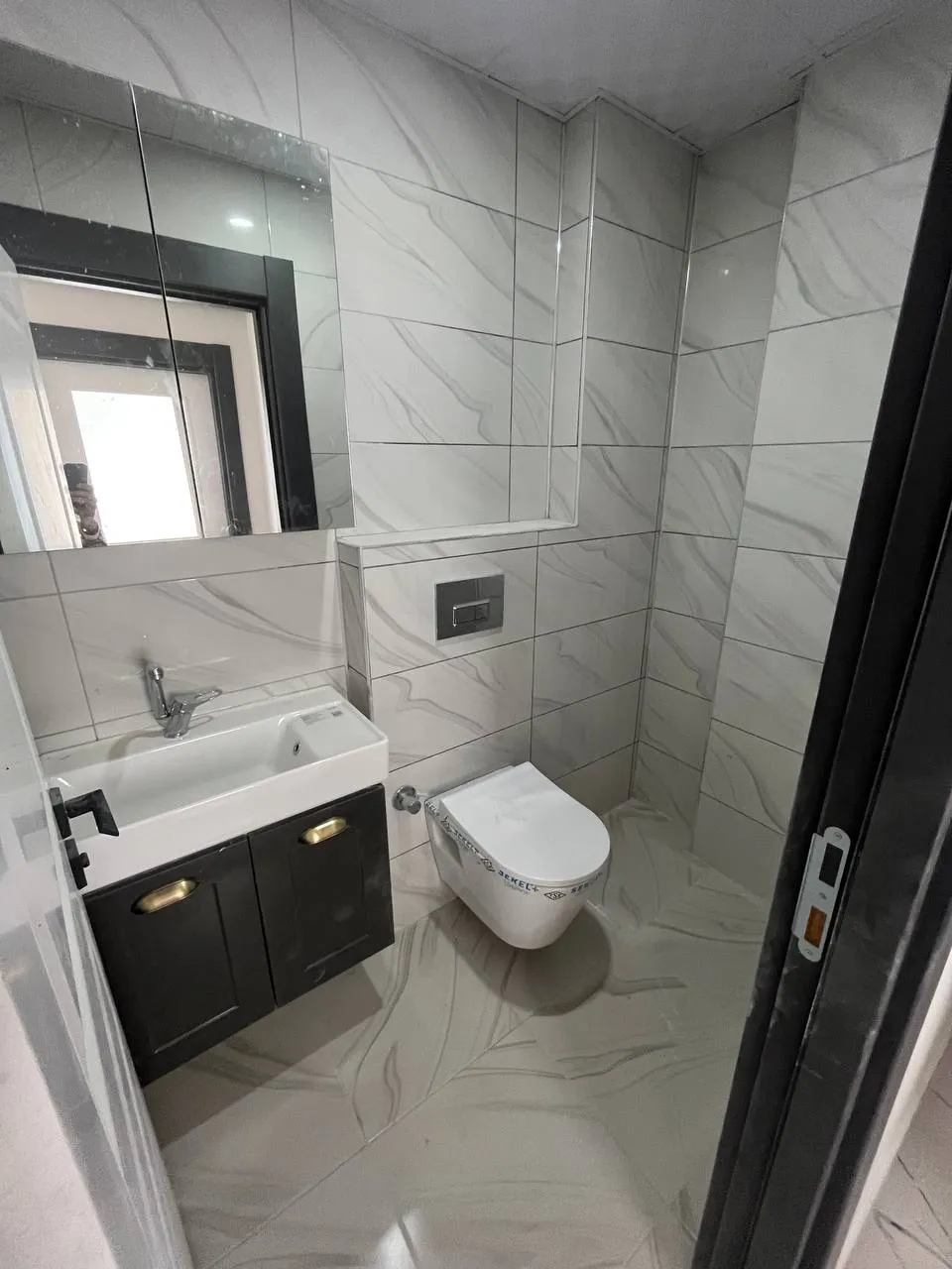 DEVELİ POLAT GAYRİMENKUL- İBRAHİMAĞA MAAH. ÇARŞI MERKEZDE SATILIK ARA KAT DAİRE