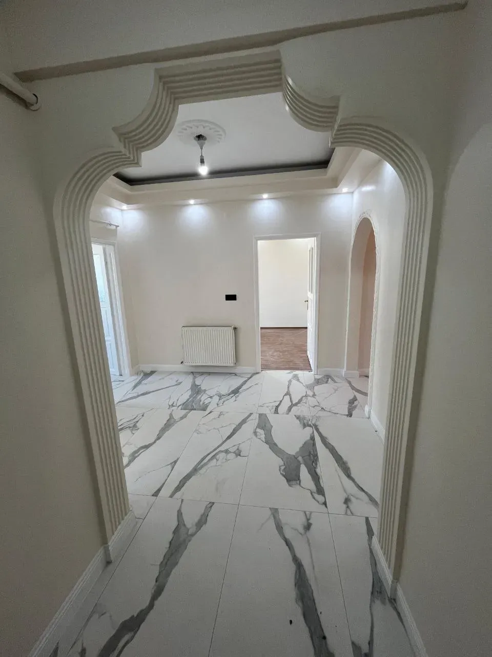 DEVELİ POLAT GAYRİMENKUL-İBRAHİMAĞA MAH. ÇARŞI MERKEZDE KİRALIK BAKIMLI DOLU DOLU DAİRE