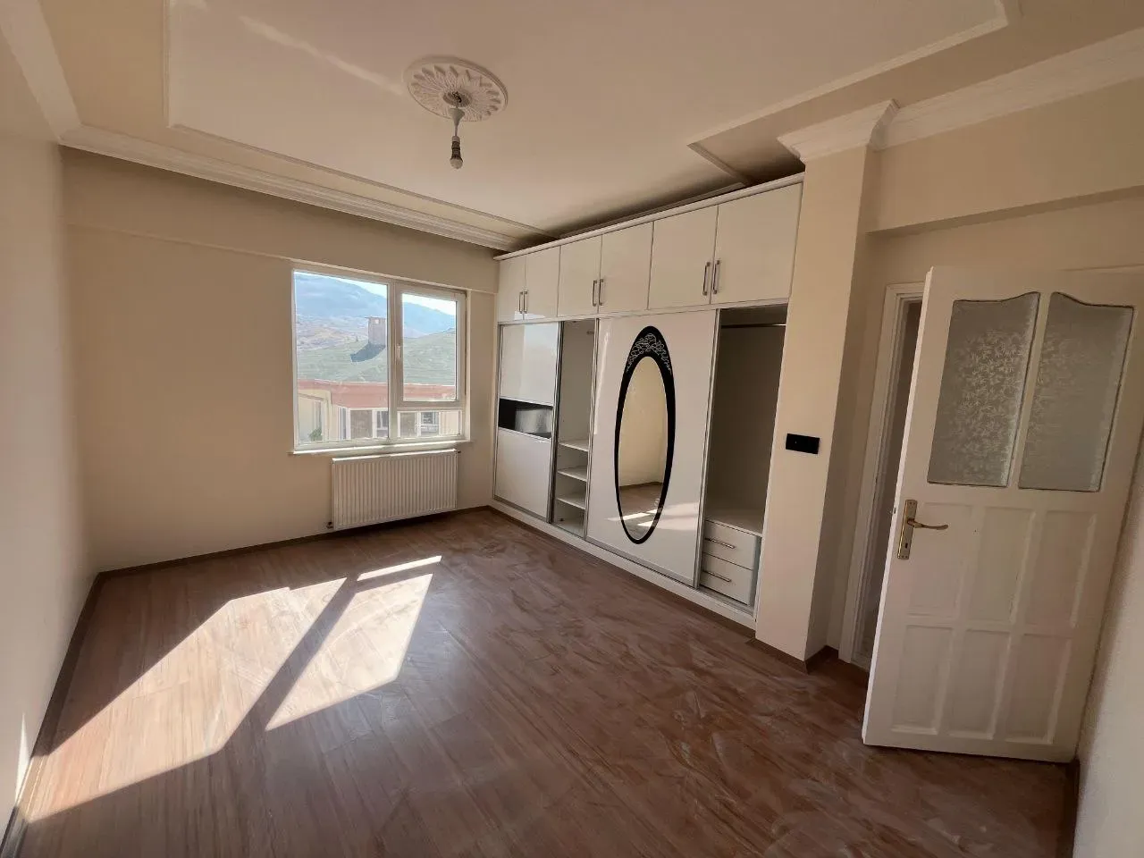 DEVELİ POLAT GAYRİMENKUL-İBRAHİMAĞA MAH. ÇARŞI MERKEZDE KİRALIK BAKIMLI DOLU DOLU DAİRE