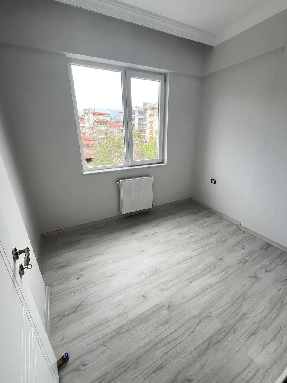 DEVELİ POLAT GAYRİMENKUL - İBRAHİMAĞA MAH. ÇARŞI MERKEZDE KİRALIK SIFIR ARA KAT DAİRE
