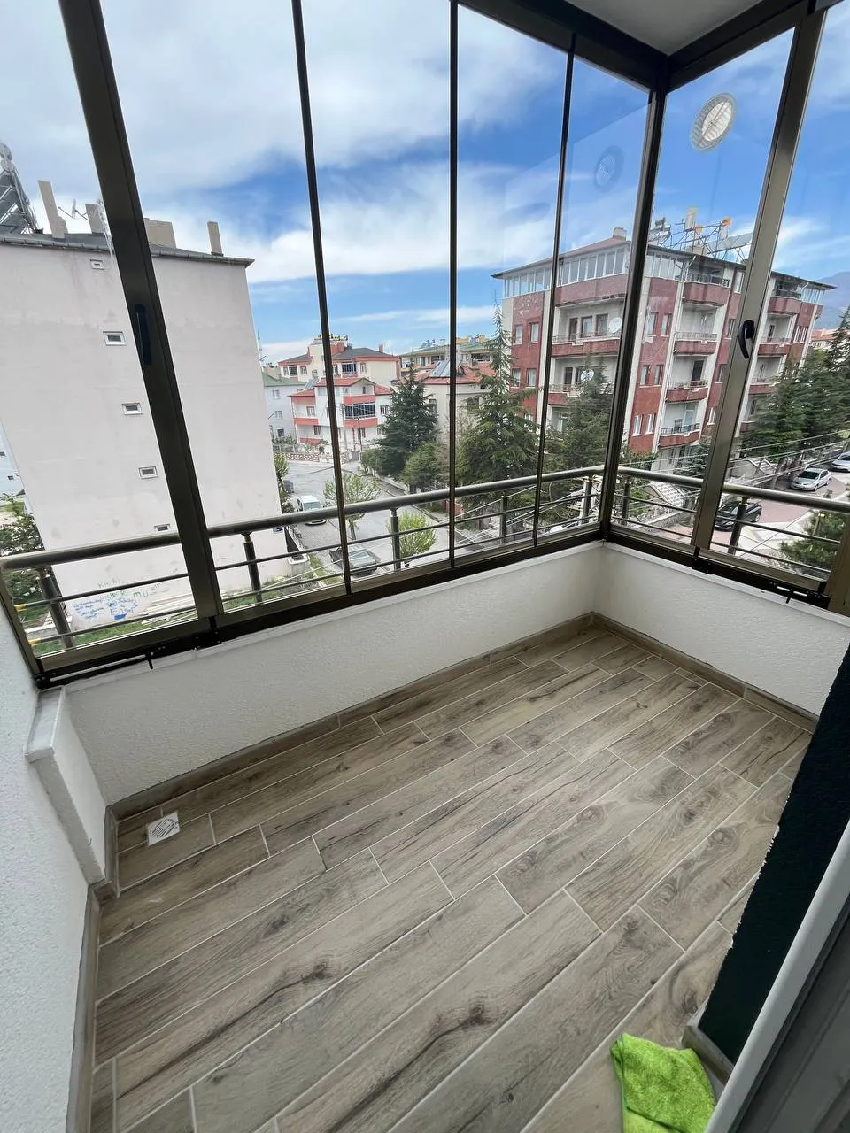 DEVELİ POLAT GAYRİMENKUL - İBRAHİMAĞA MAH. ÇARŞI MERKEZDE KİRALIK SIFIR ARA KAT DAİRE