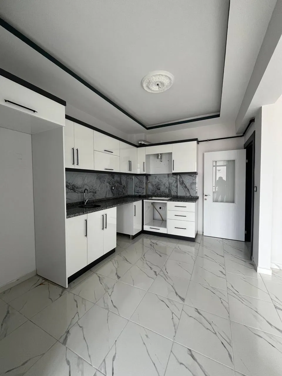DEVELİ POLAT GAYRİMENKUL - İBRAHİMAĞA MAH. ÇARŞI MERKEZDE KİRALIK SIFIR ARA KAT DAİRE
