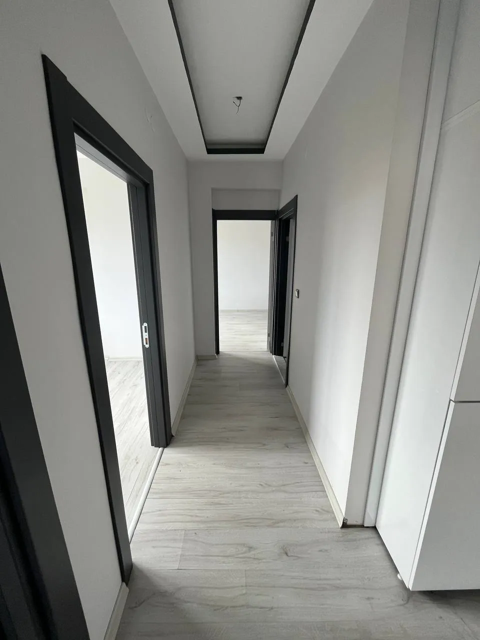 DEVELİ POLAT GAYRİMENKUL - İBRAHİMAĞA MAH. ÇARŞI MERKEZDE KİRALIK SIFIR ARA KAT DAİRE