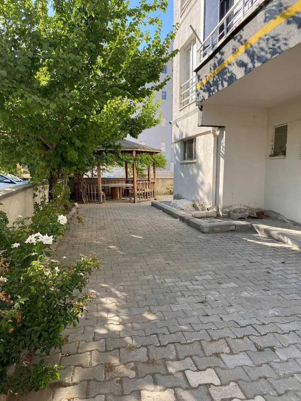 DEVELİ POLAT GAYRİMENKUL - İBRAHİMAĞA MAH. PAZAR MEVKİİ SATILIK BAKIMLI DAİRE