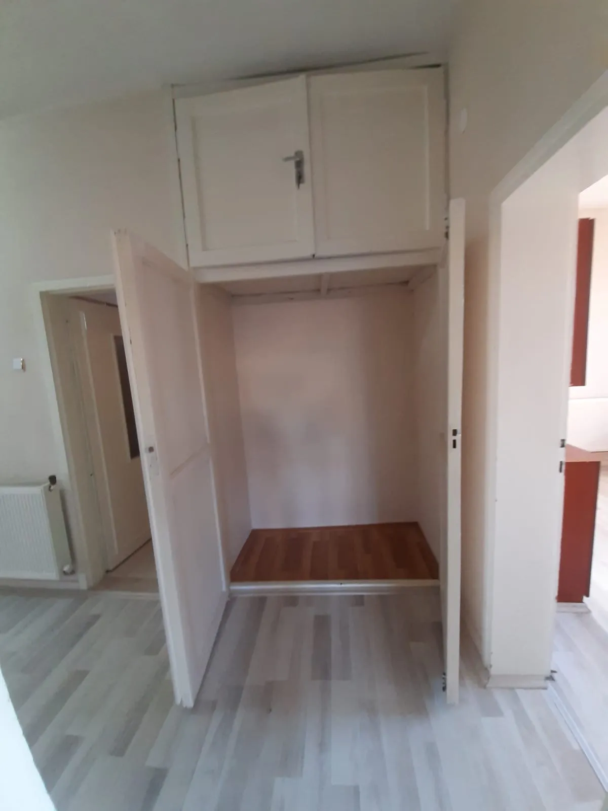 DEVELİ POLAT GAYRİMENKUL- İZMİRLİ MAH. ÇARŞI MERKEZE YAKIN KİRALIK BAKIMI SOBALI DAİRE