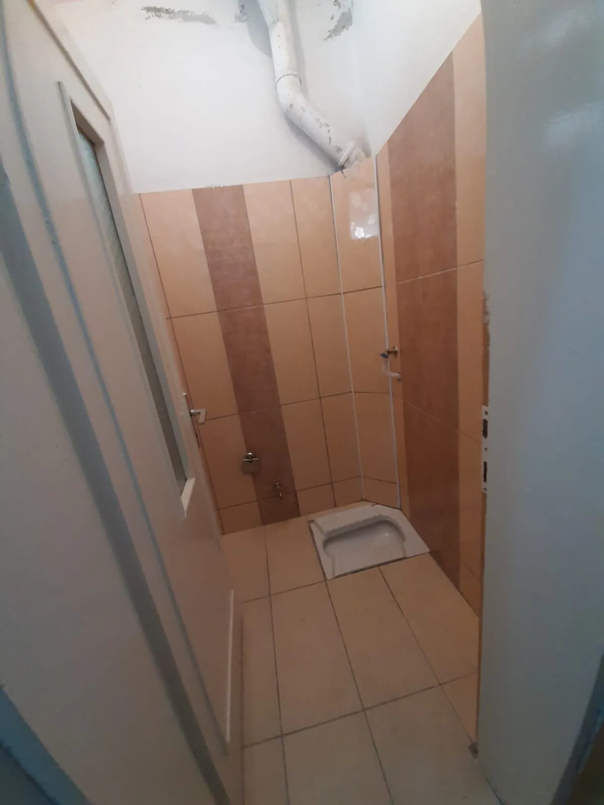 DEVELİ POLAT GAYRİMENKUL- İZMİRLİ MAH. ÇARŞI MERKEZE YAKIN KİRALIK BAKIMI SOBALI DAİRE