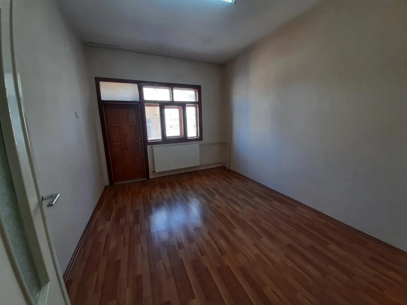 DEVELİ POLAT GAYRİMENKUL- İZMİRLİ MAH. ÇARŞI MERKEZE YAKIN KİRALIK BAKIMI SOBALI DAİRE