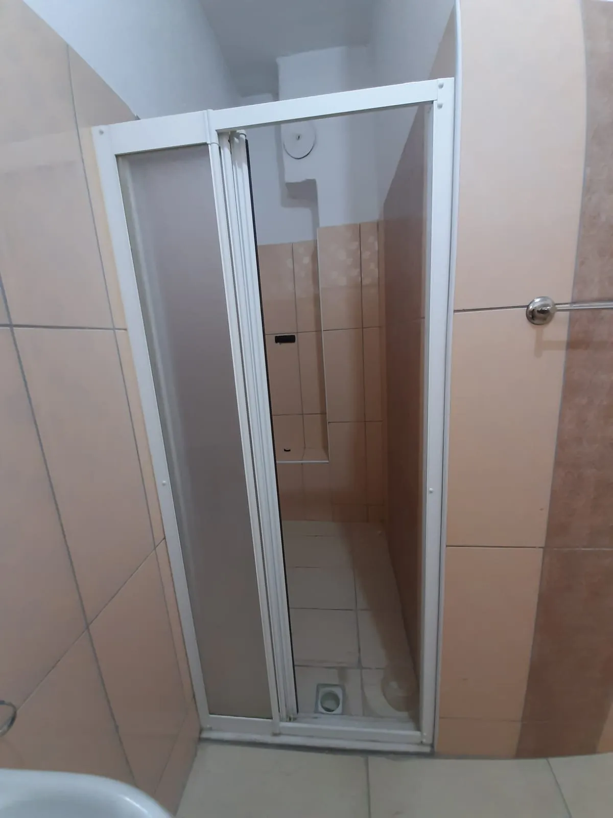 DEVELİ POLAT GAYRİMENKUL- İZMİRLİ MAH. ÇARŞI MERKEZE YAKIN KİRALIK BAKIMI SOBALI DAİRE