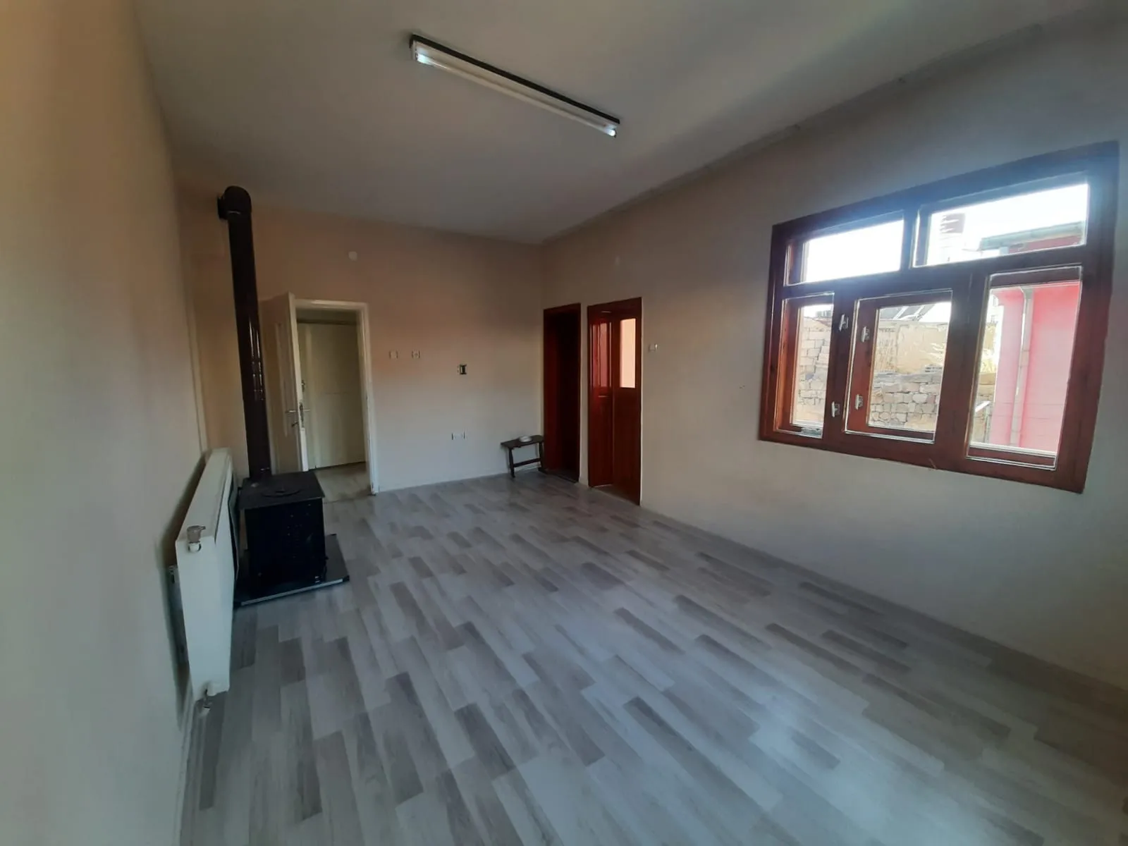 DEVELİ POLAT GAYRİMENKUL- İZMİRLİ MAH. ÇARŞI MERKEZE YAKIN KİRALIK BAKIMI SOBALI DAİRE