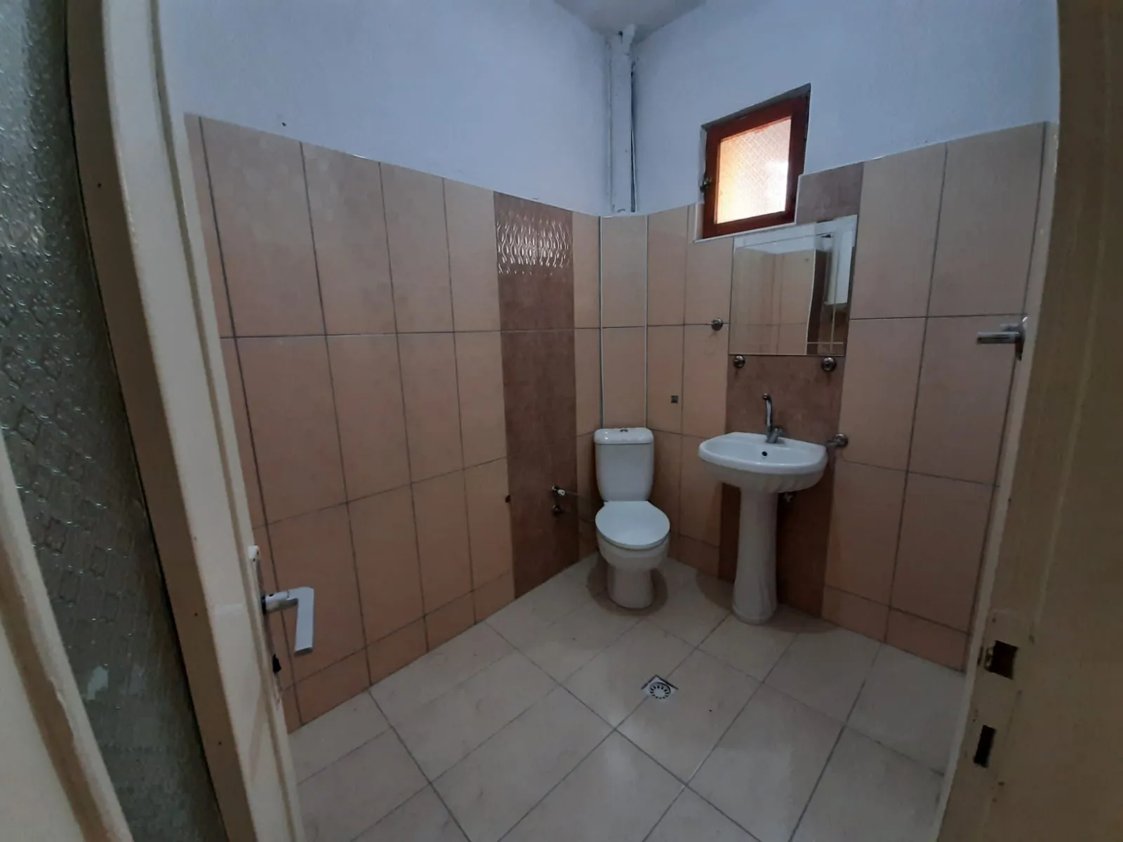 DEVELİ POLAT GAYRİMENKUL- İZMİRLİ MAH. ÇARŞI MERKEZE YAKIN KİRALIK BAKIMI SOBALI DAİRE