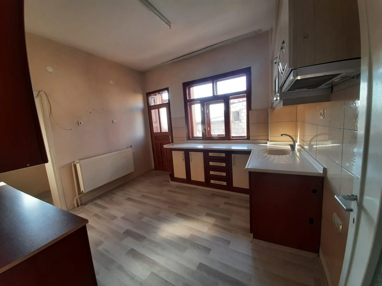 DEVELİ POLAT GAYRİMENKUL- İZMİRLİ MAH. ÇARŞI MERKEZE YAKIN KİRALIK BAKIMI SOBALI DAİRE
