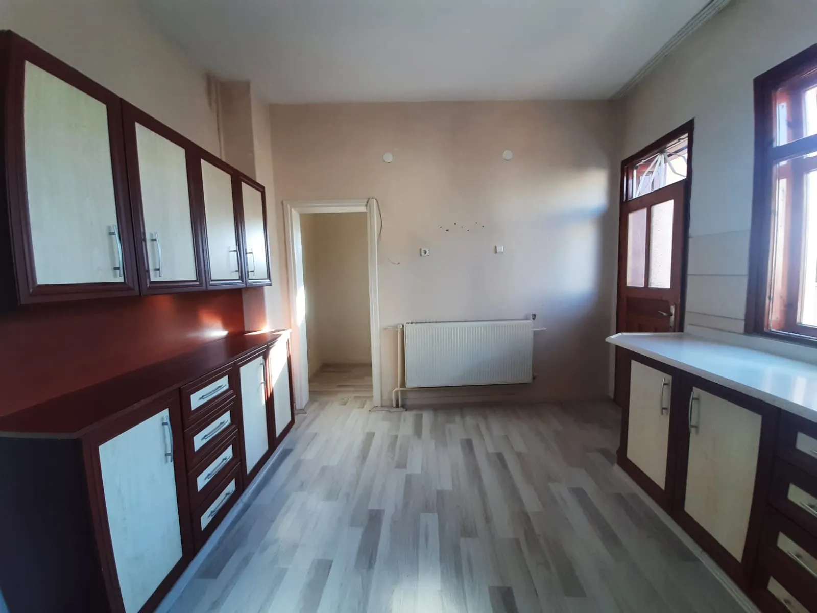 DEVELİ POLAT GAYRİMENKUL- İZMİRLİ MAH. ÇARŞI MERKEZE YAKIN KİRALIK BAKIMI SOBALI DAİRE
