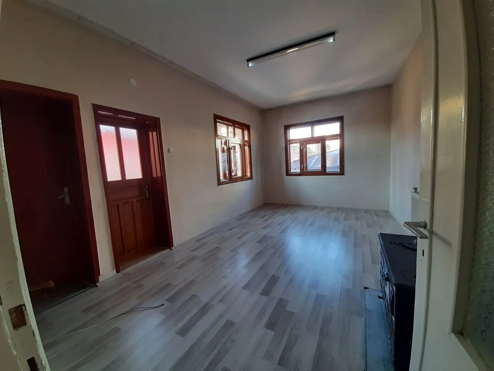 DEVELİ POLAT GAYRİMENKUL- İZMİRLİ MAH. ÇARŞI MERKEZE YAKIN KİRALIK BAKIMI SOBALI DAİRE