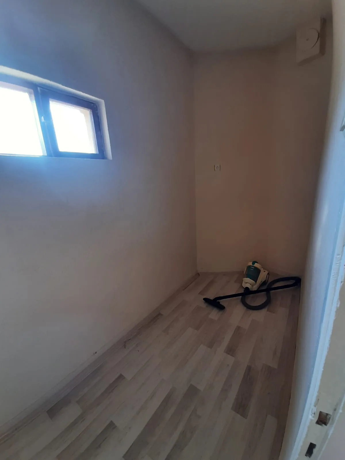 DEVELİ POLAT GAYRİMENKUL- İZMİRLİ MAH. ÇARŞI MERKEZE YAKIN KİRALIK BAKIMI SOBALI DAİRE