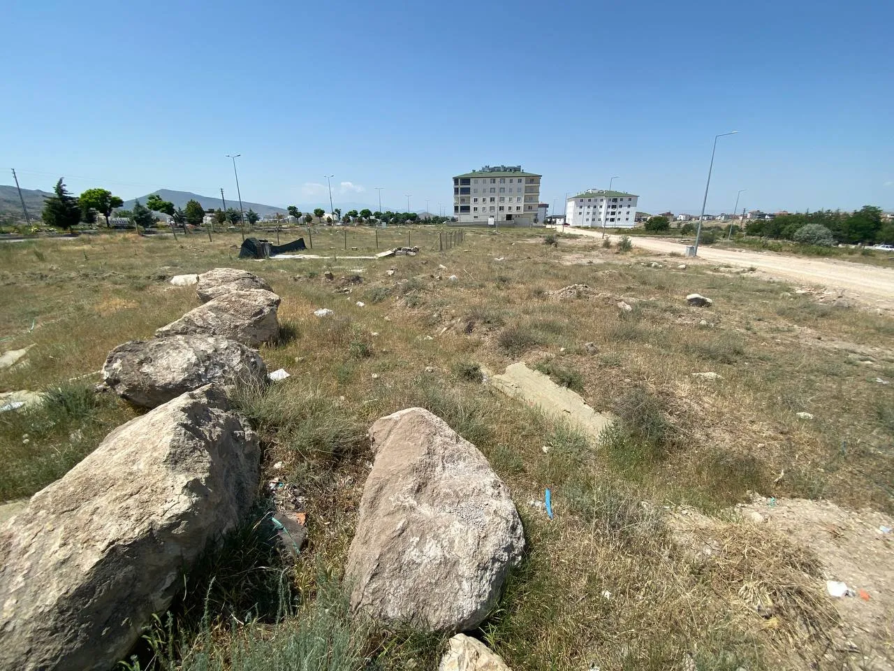 DEVELİ POLAT GAYRİMENKUL-KARAYOLLARI MEVKİİ SATILIK KÖŞE BAŞI İMARLI ARSA
