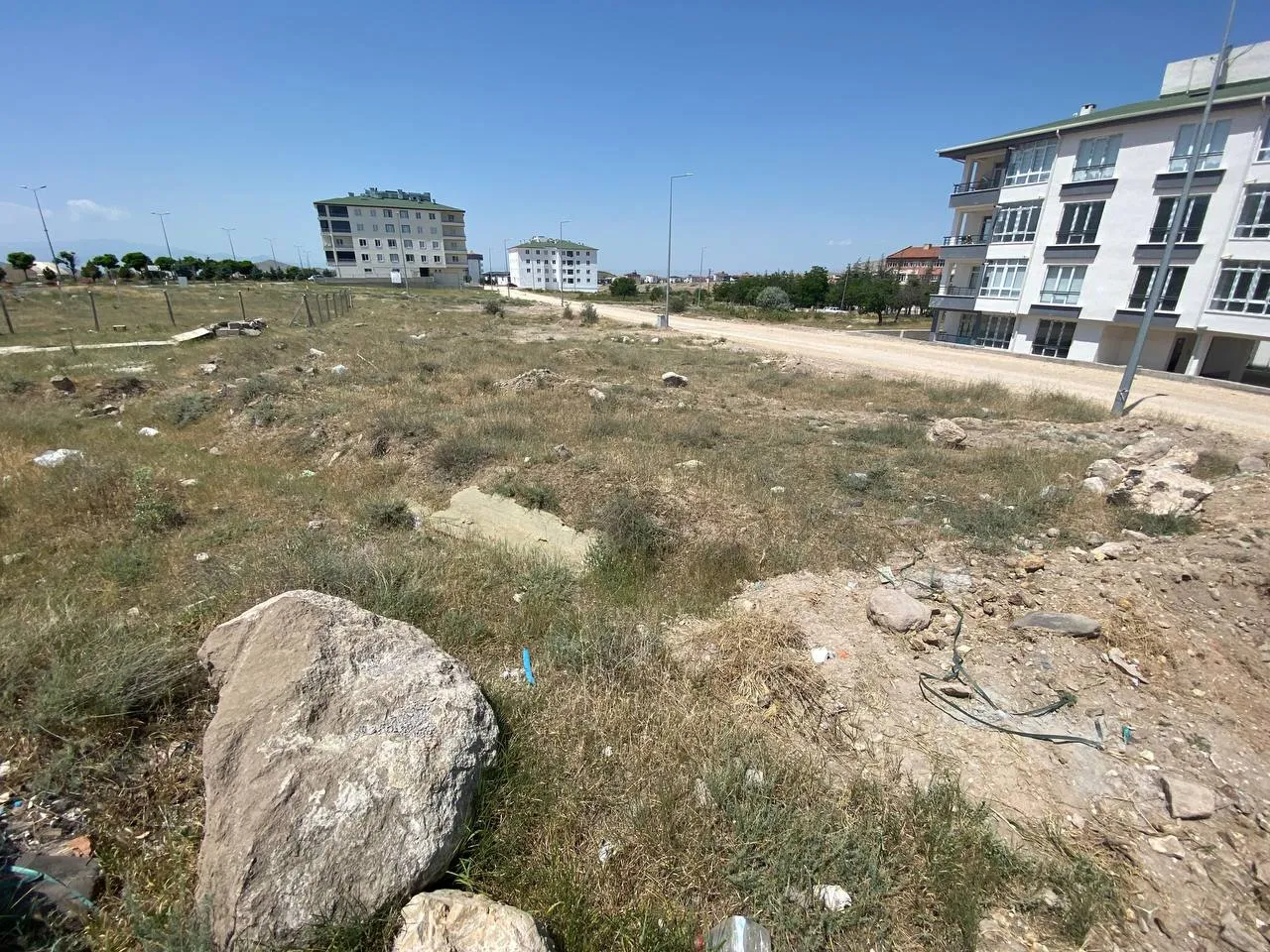 DEVELİ POLAT GAYRİMENKUL-KARAYOLLARI MEVKİİ SATILIK KÖŞE BAŞI İMARLI ARSA