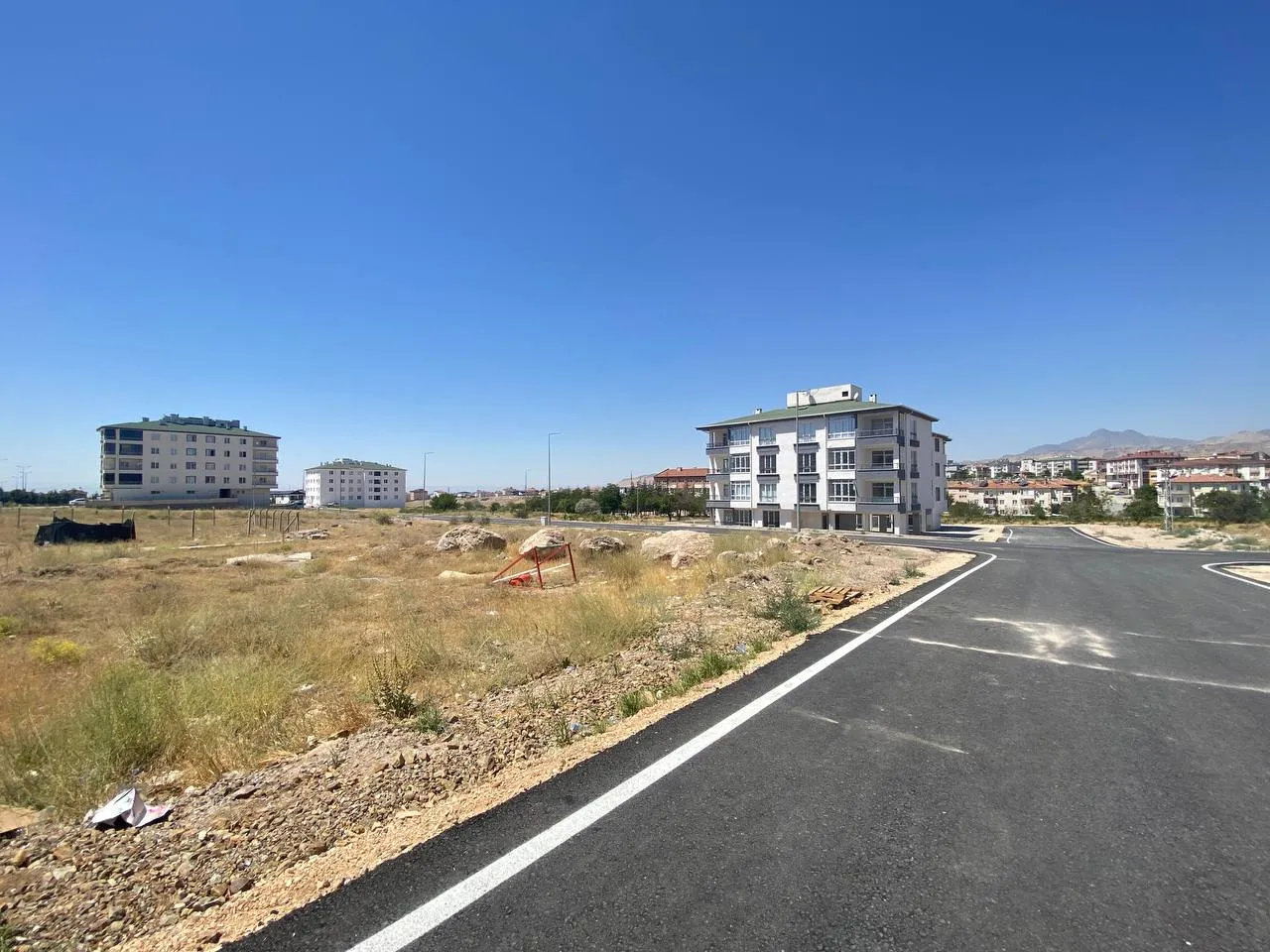 DEVELİ POLAT GAYRİMENKUL-KARAYOLLARI MEVKİİ SATILIK KÖŞE BAŞI İMARLI ARSA