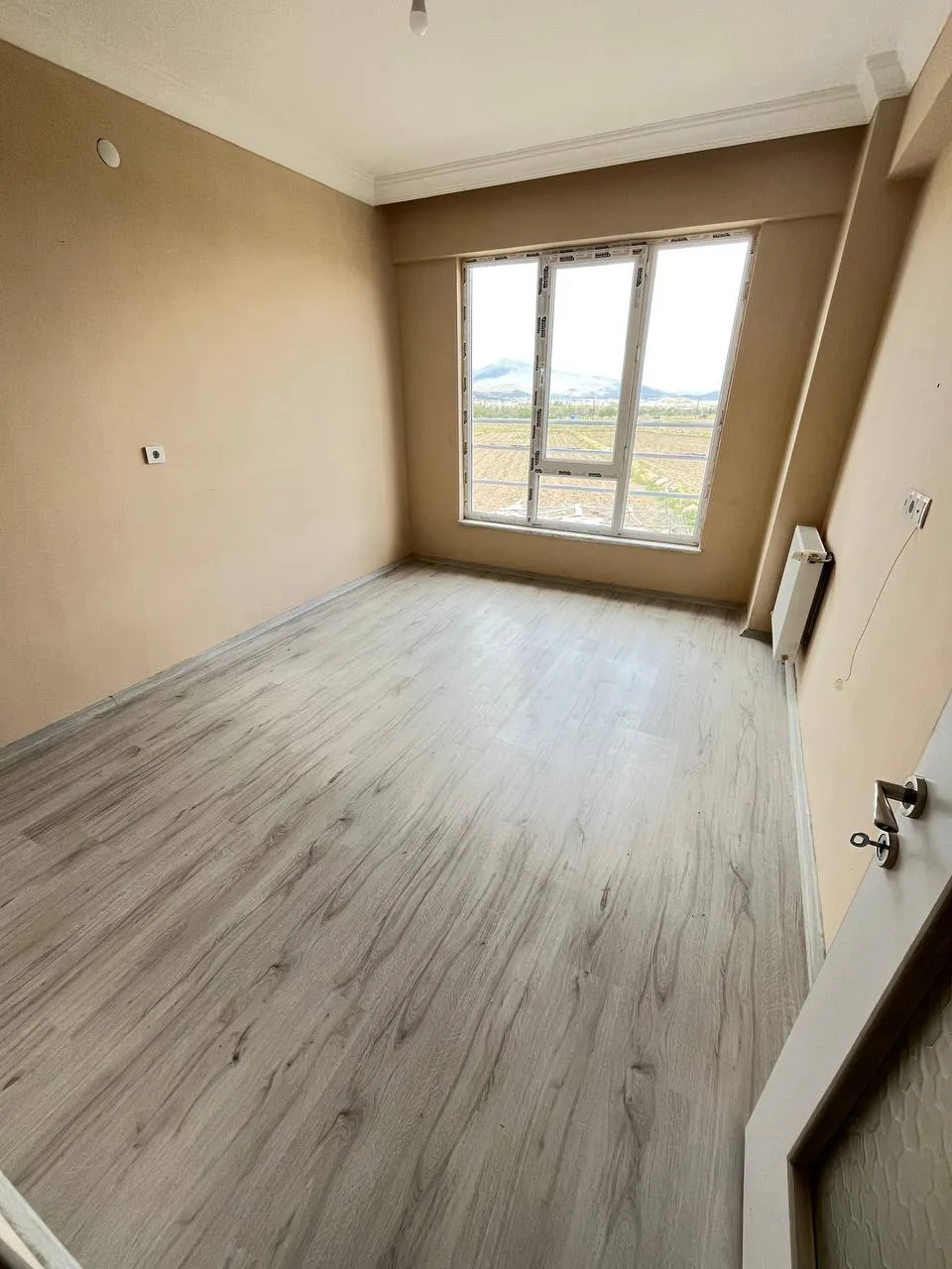 DEVELİ POLAT GAYRİMENKUL-KIZIK YOLU CADDE ÜZERİNDE SATILIK 2+1 DAİRELER