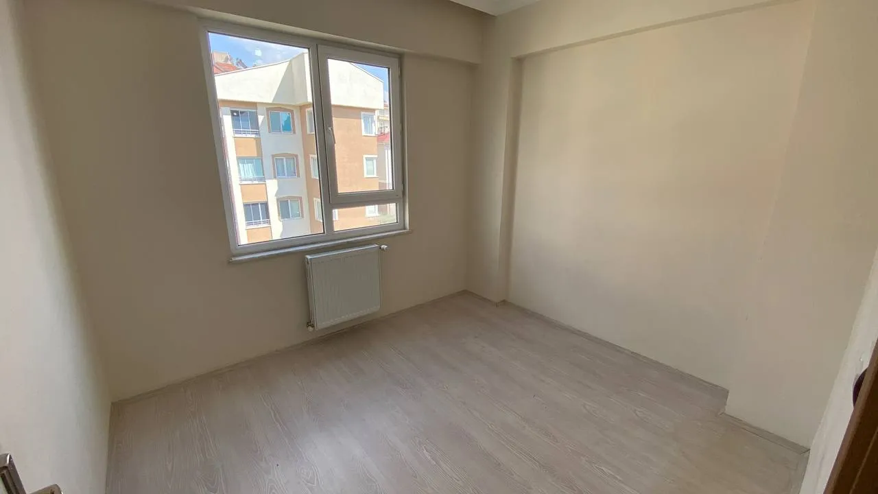 DEVELİ POLAT GAYRİMENKUL - PAZAR ALTINDA KİRALIK BAKIMLI DAİRE