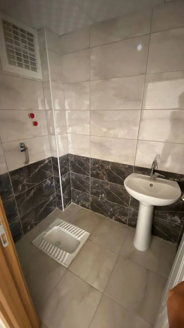 DEVELİ POLAT GAYRİMENKUL - PAZAR ALTINDA KİRALIK BAKIMLI DAİRE