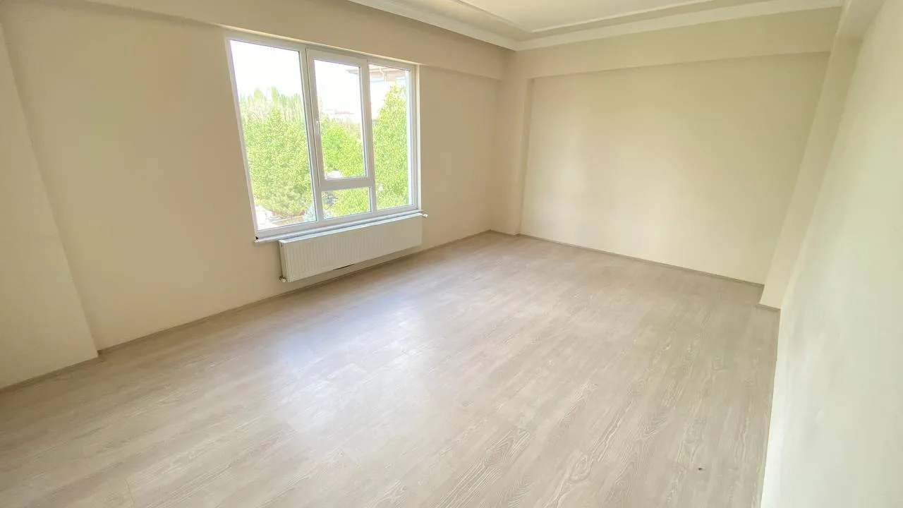 DEVELİ POLAT GAYRİMENKUL - PAZAR ALTINDA KİRALIK BAKIMLI DAİRE
