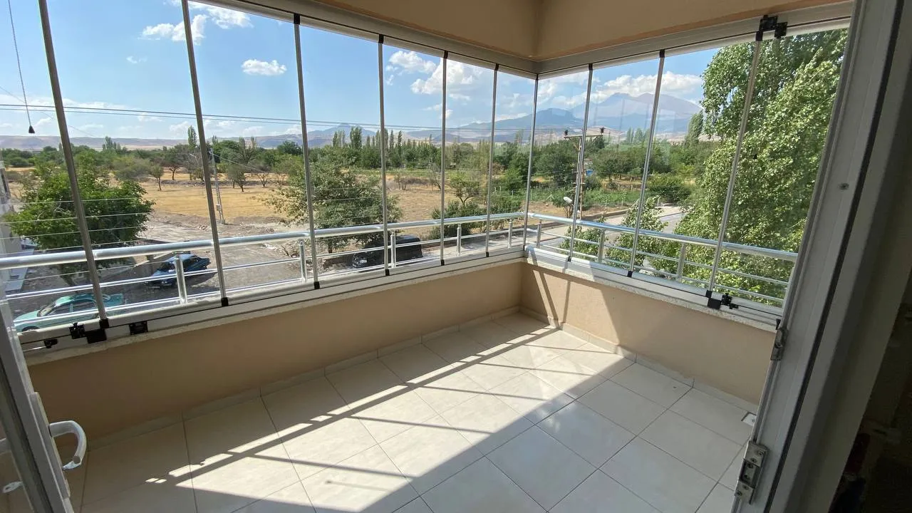 DEVELİ POLAT GAYRİMENKUL - PAZAR ALTINDA KİRALIK BAKIMLI DAİRE