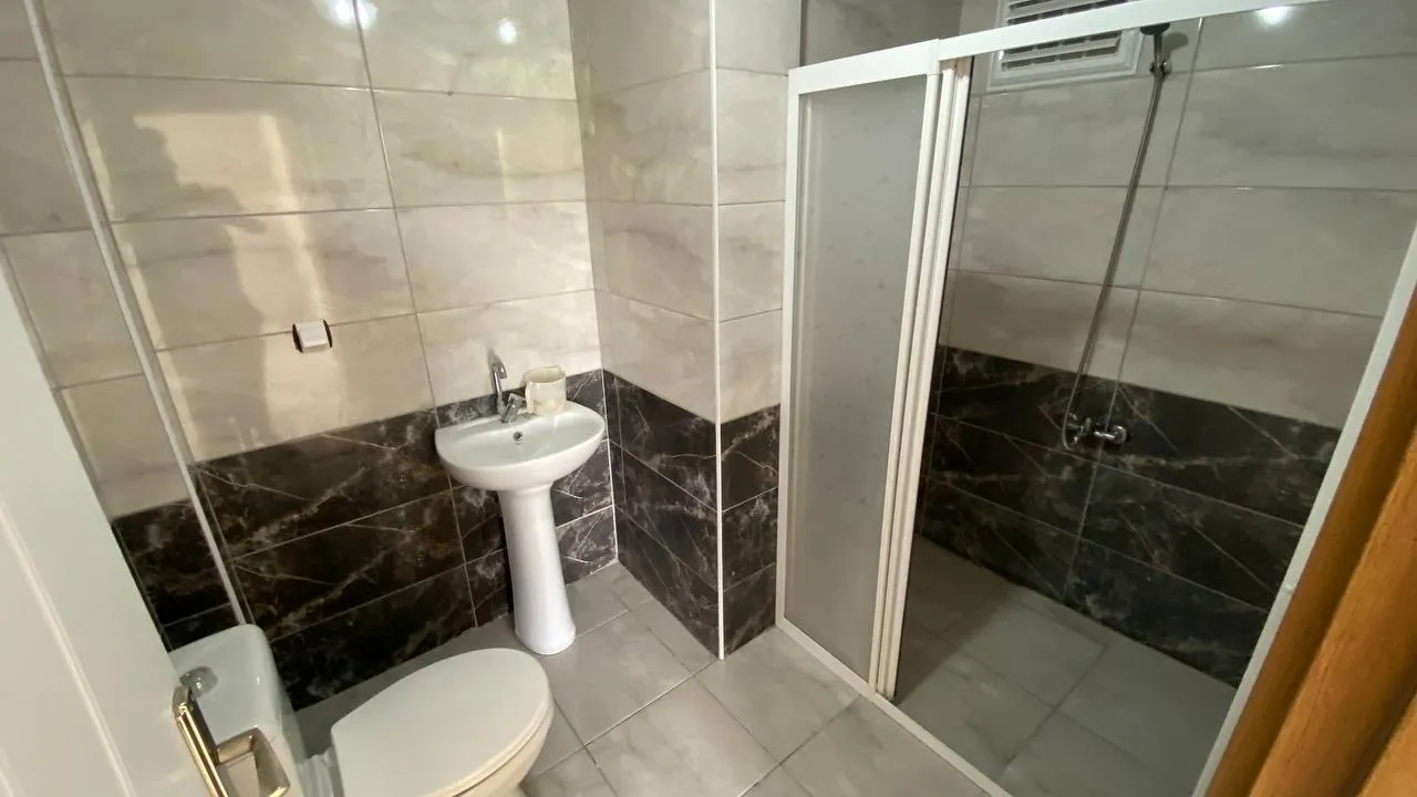 DEVELİ POLAT GAYRİMENKUL - PAZAR ALTINDA KİRALIK BAKIMLI DAİRE