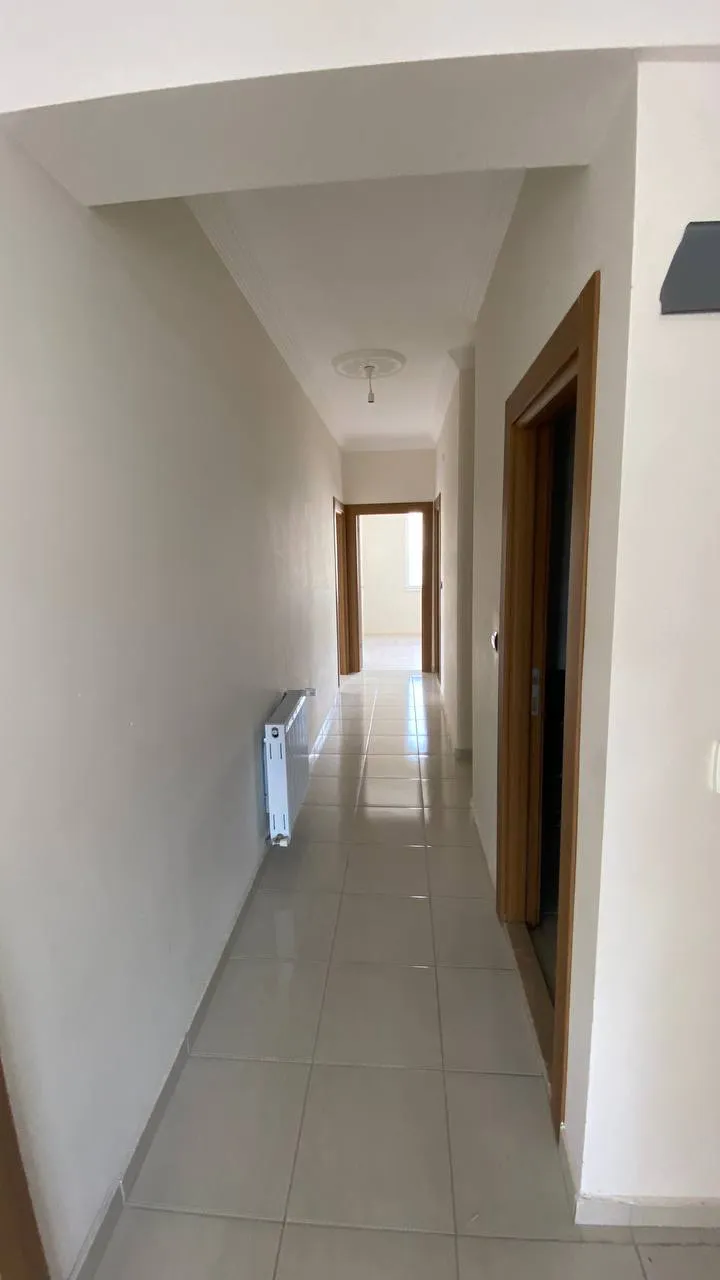 DEVELİ POLAT GAYRİMENKUL - PAZAR ALTINDA KİRALIK BAKIMLI DAİRE