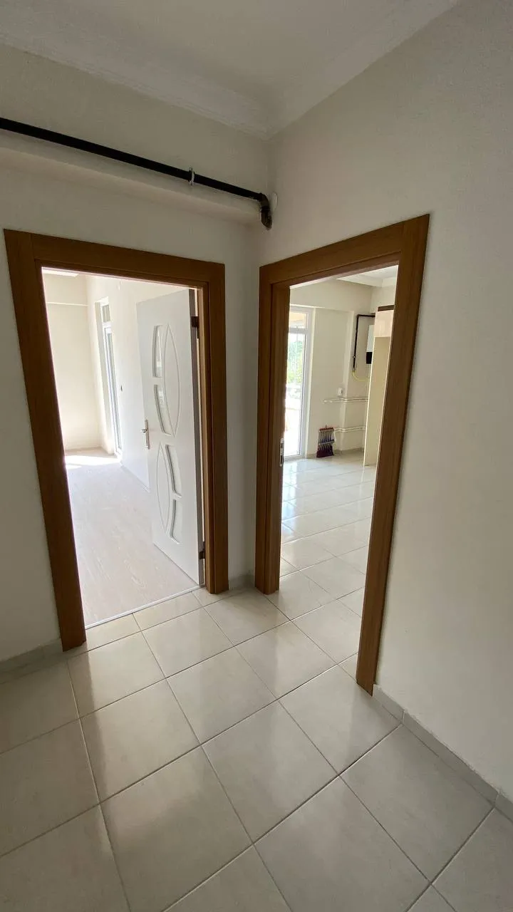 DEVELİ POLAT GAYRİMENKUL - PAZAR ALTINDA KİRALIK BAKIMLI DAİRE
