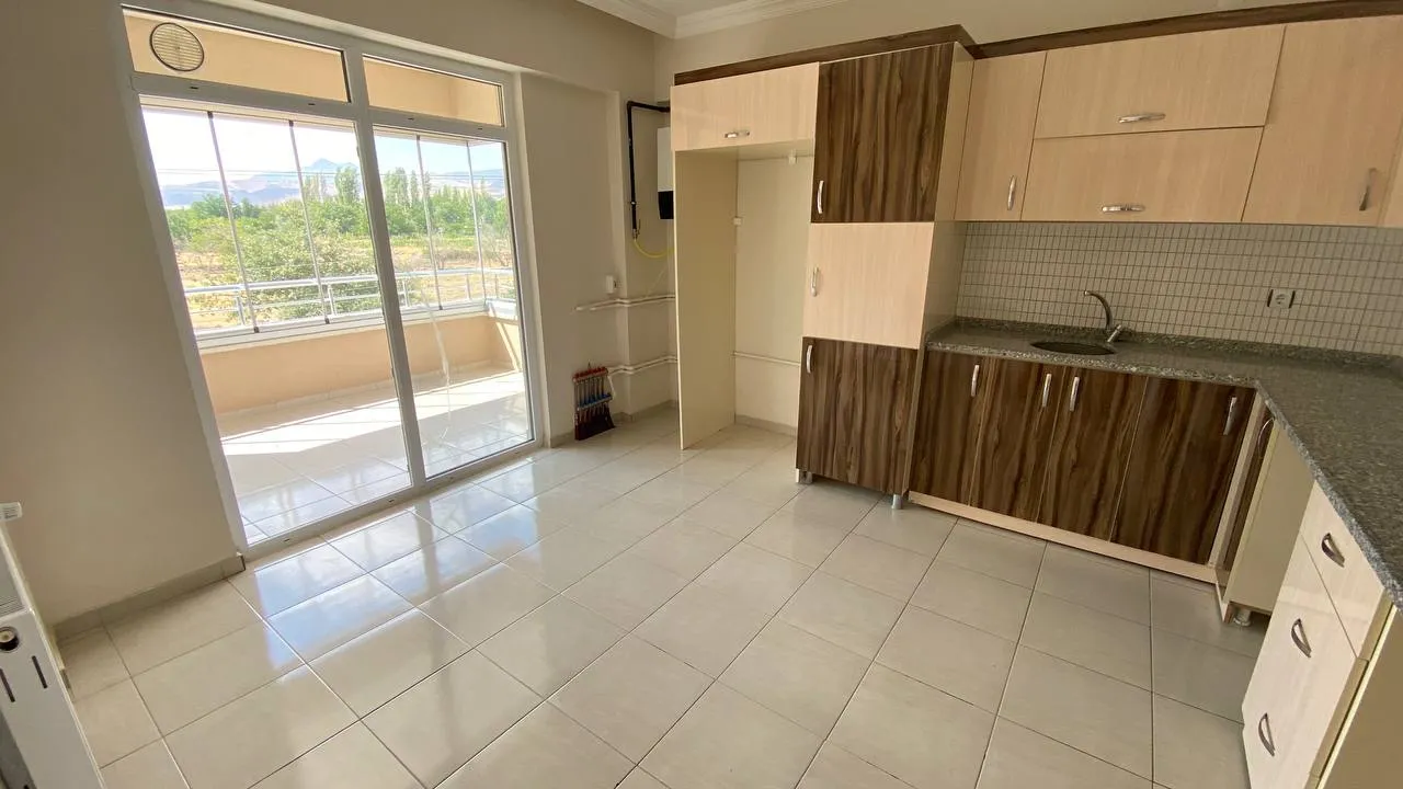 DEVELİ POLAT GAYRİMENKUL - PAZAR ALTINDA KİRALIK BAKIMLI DAİRE