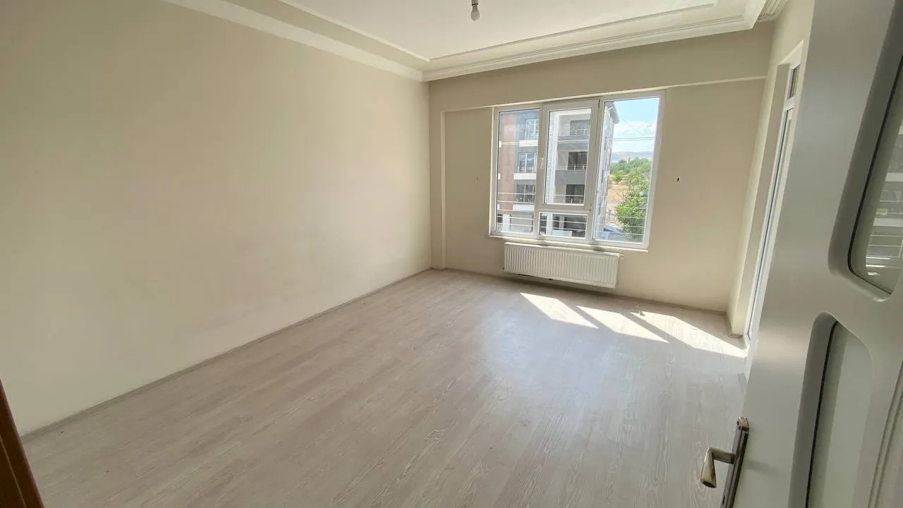 DEVELİ POLAT GAYRİMENKUL - PAZAR ALTINDA KİRALIK BAKIMLI DAİRE