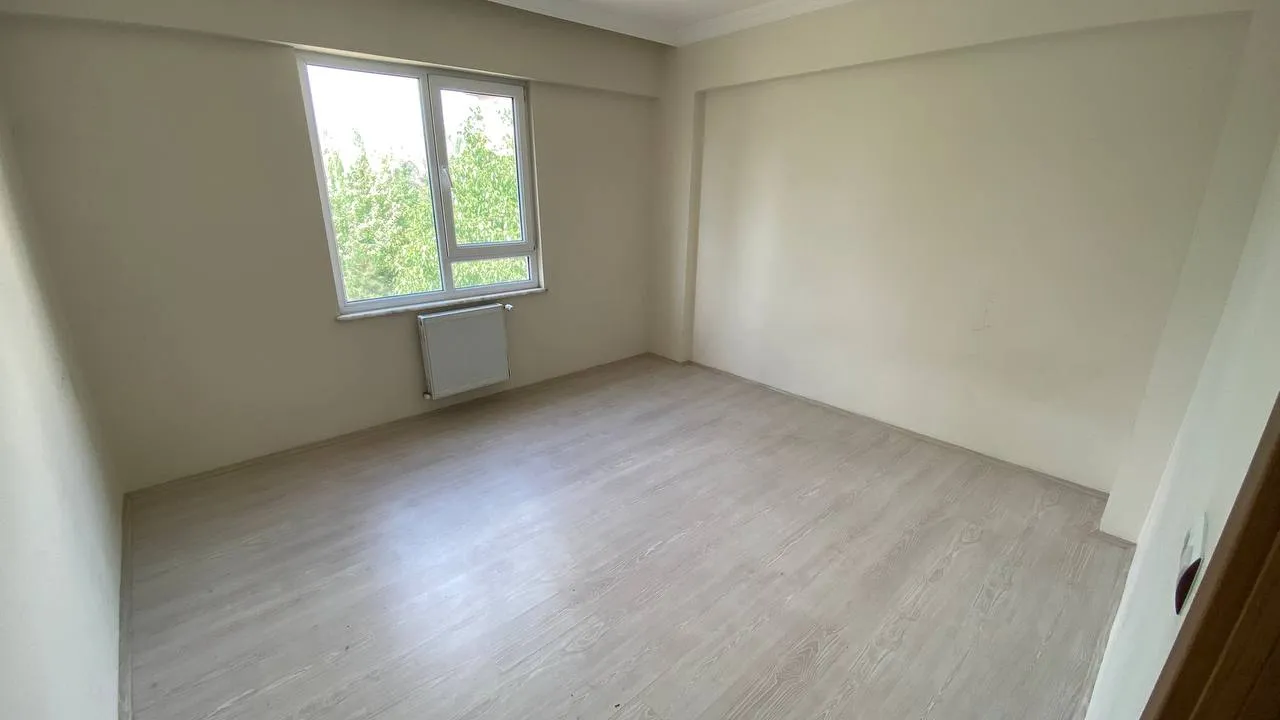 DEVELİ POLAT GAYRİMENKUL - PAZAR ALTINDA KİRALIK BAKIMLI DAİRE