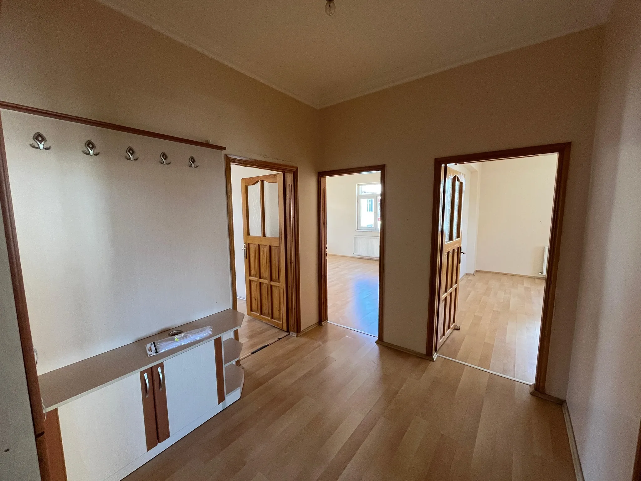 DEVELİ POLAT GAYRİMENKUL- PAZAR MEVKİİNDE KİRALIK BAKIMLI DAİRE