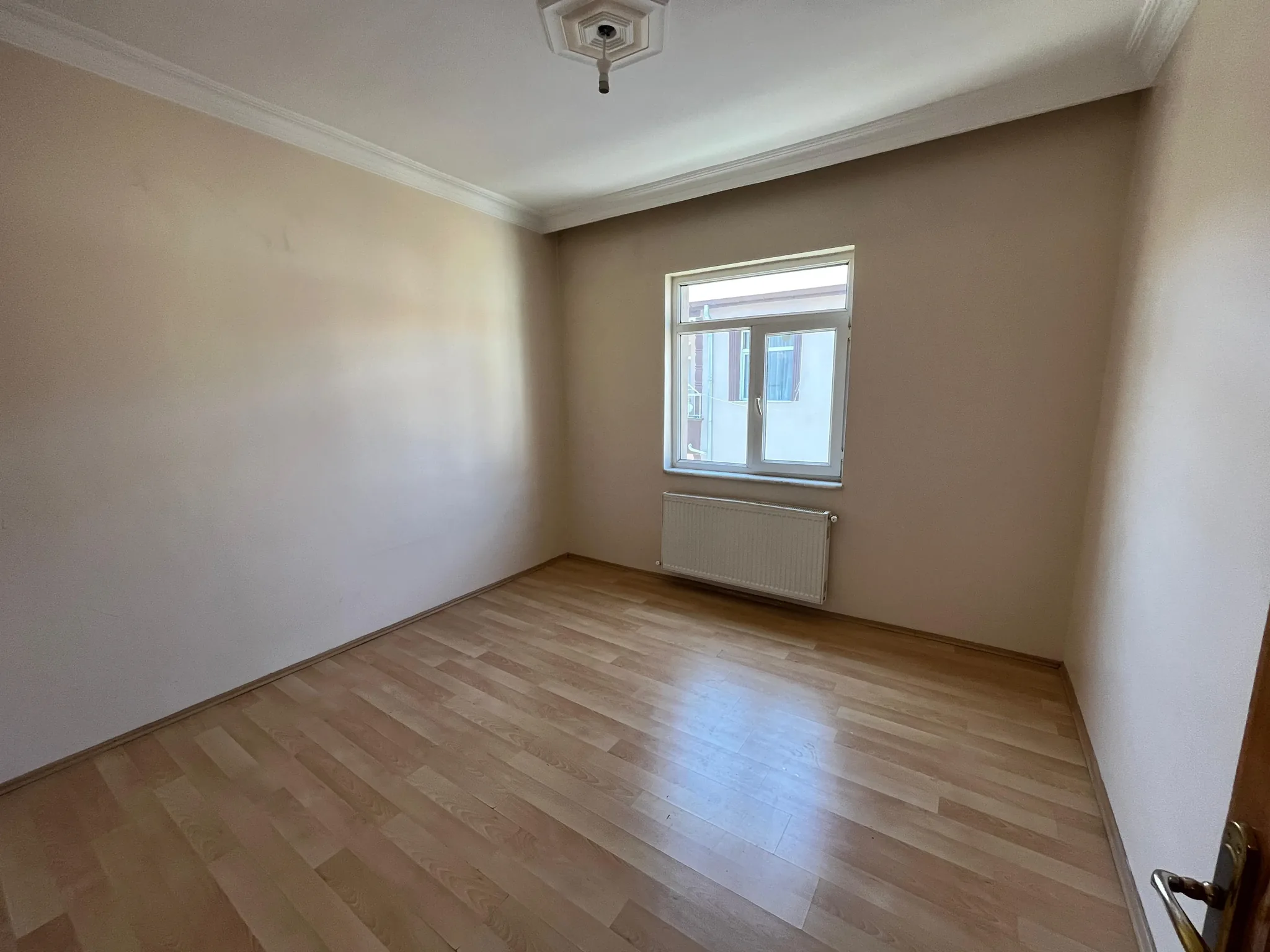 DEVELİ POLAT GAYRİMENKUL- PAZAR MEVKİİNDE KİRALIK BAKIMLI DAİRE