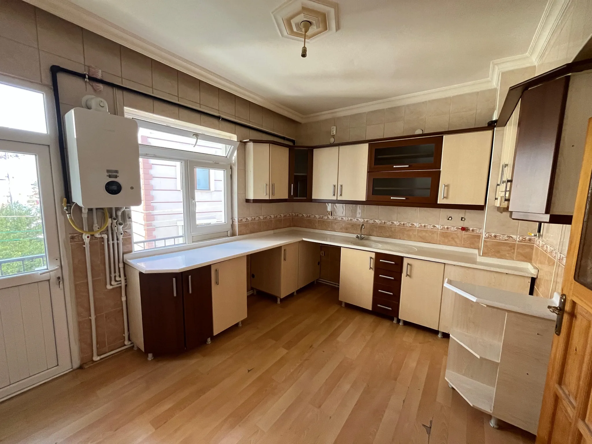 DEVELİ POLAT GAYRİMENKUL- PAZAR MEVKİİNDE KİRALIK BAKIMLI DAİRE