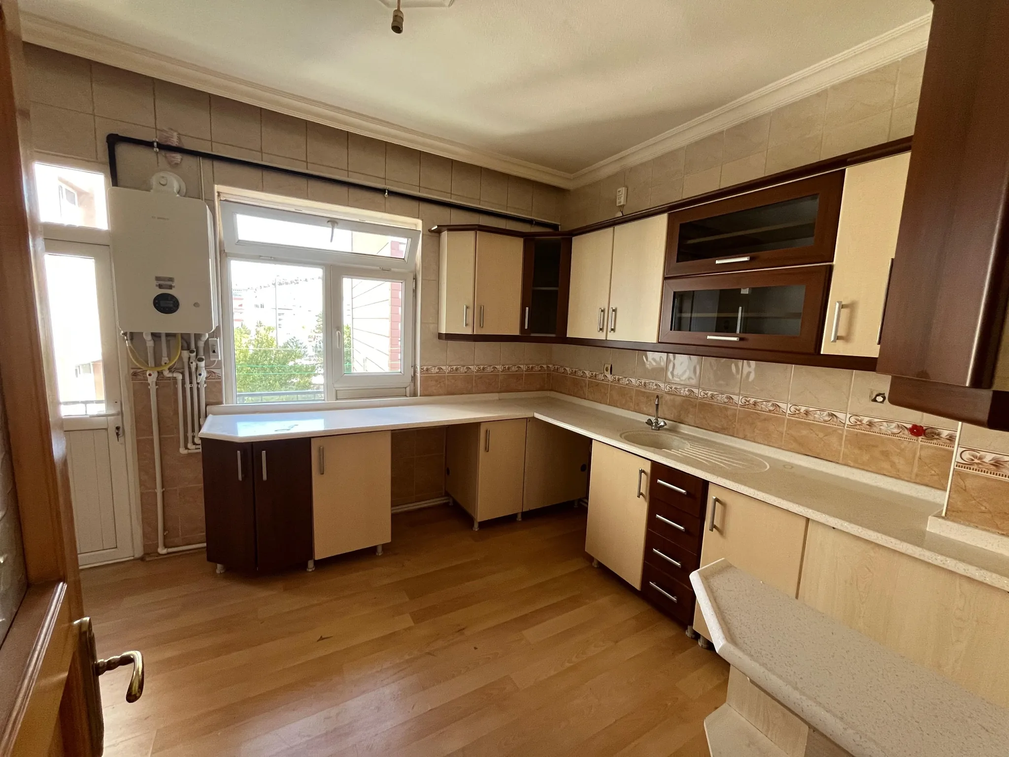DEVELİ POLAT GAYRİMENKUL- PAZAR MEVKİİNDE KİRALIK BAKIMLI DAİRE