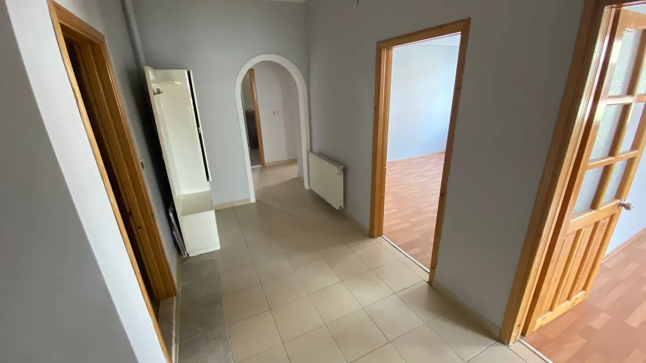 DEVELİ POLAT GAYRİMENKUL - PAZAR MEVKİİNDE KİRALIK DAİRE