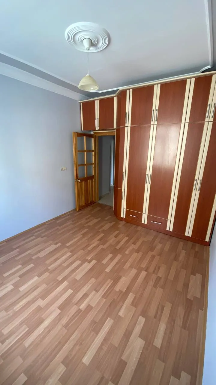 DEVELİ POLAT GAYRİMENKUL - PAZAR MEVKİİNDE KİRALIK DAİRE