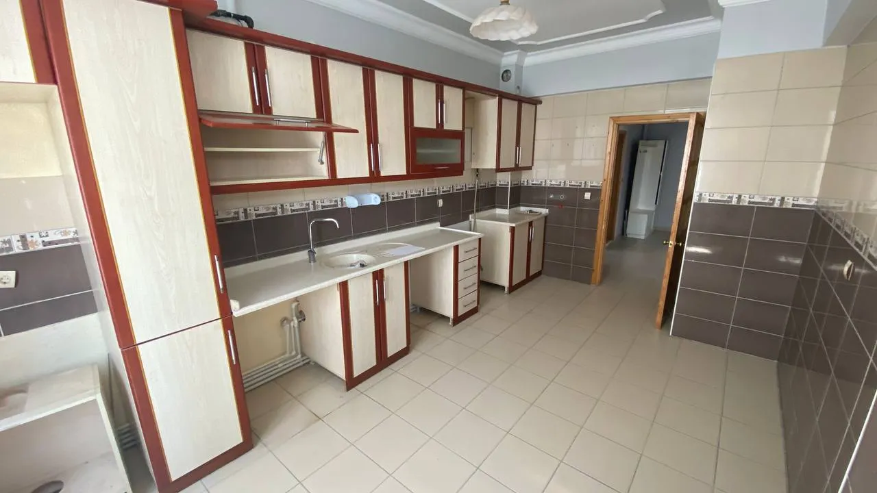 DEVELİ POLAT GAYRİMENKUL - PAZAR MEVKİİNDE KİRALIK DAİRE