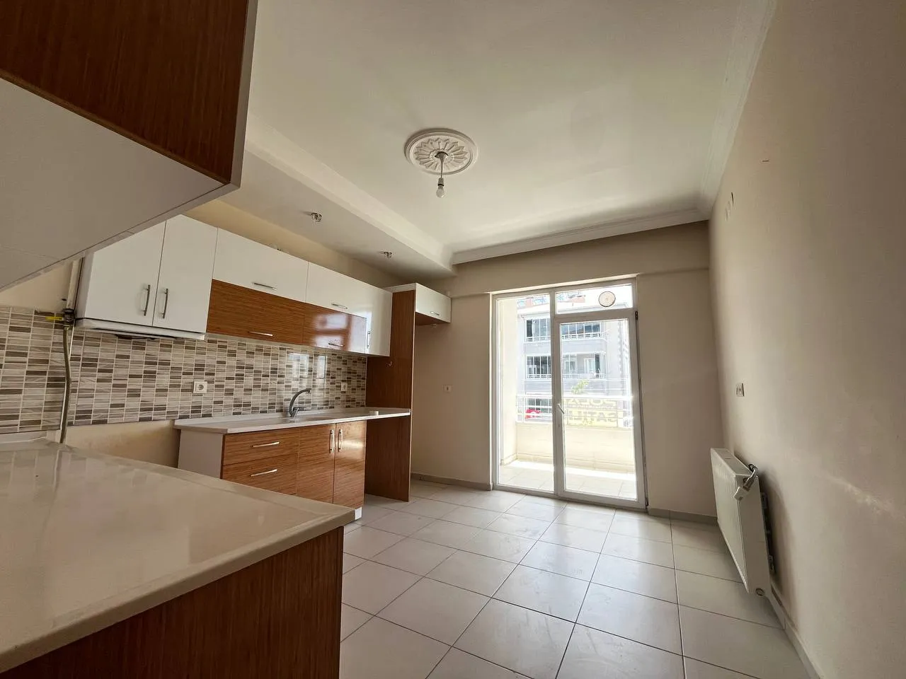 DEVELİ POLAT GAYRİMENKUL - PAZAR MEVKİİNDE SATILIK FIRSAT BAKIMLI DAİRE