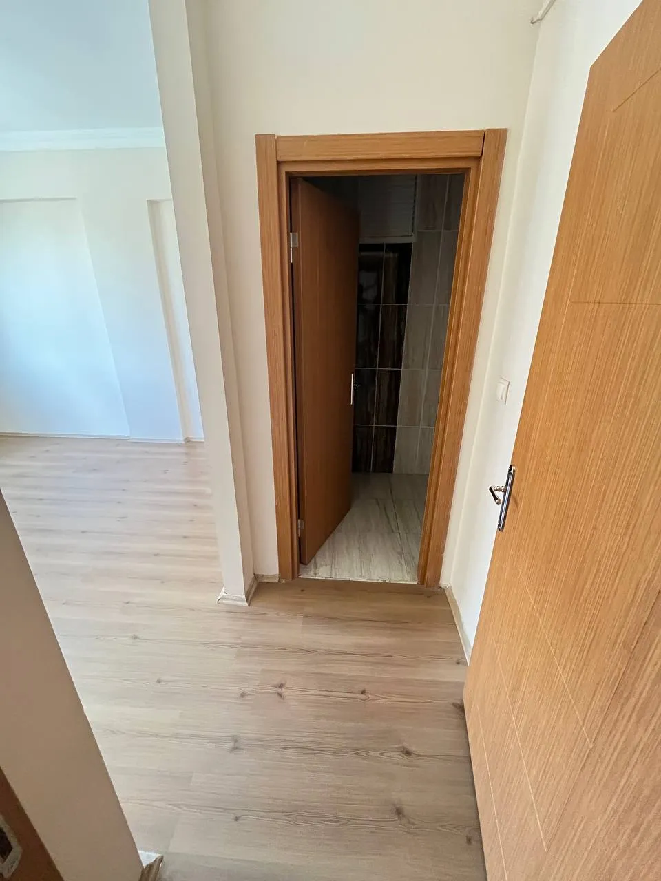 DEVELİ POLAT GAYRİMENKUL - PAZAR MEVKİİNDE SATILIK FIRSAT BAKIMLI DAİRE