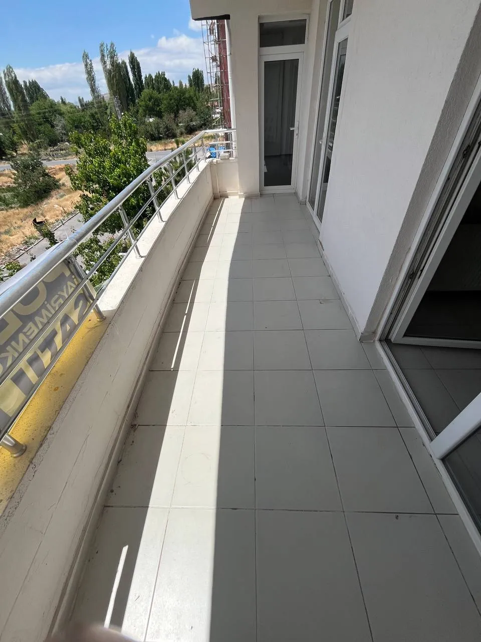 DEVELİ POLAT GAYRİMENKUL - PAZAR MEVKİİNDE SATILIK FIRSAT BAKIMLI DAİRE