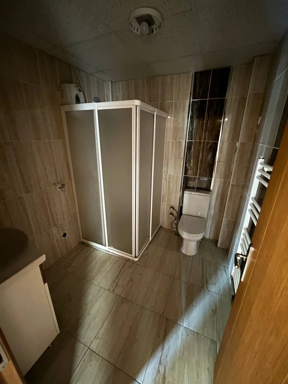 DEVELİ POLAT GAYRİMENKUL - PAZAR MEVKİİNDE SATILIK FIRSAT BAKIMLI DAİRE