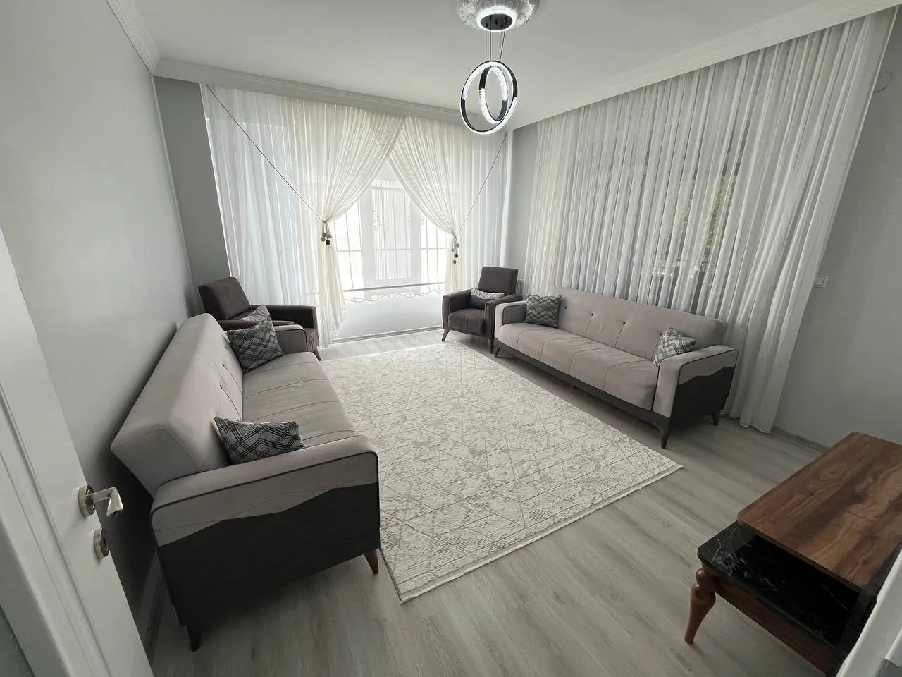 DEVELİ POLAT GAYRİMENKUL-PAZAR MEVKİİNDE YILIN FIRSATI KAÇMAZ GENİŞ DOLU DOLU DAİRE