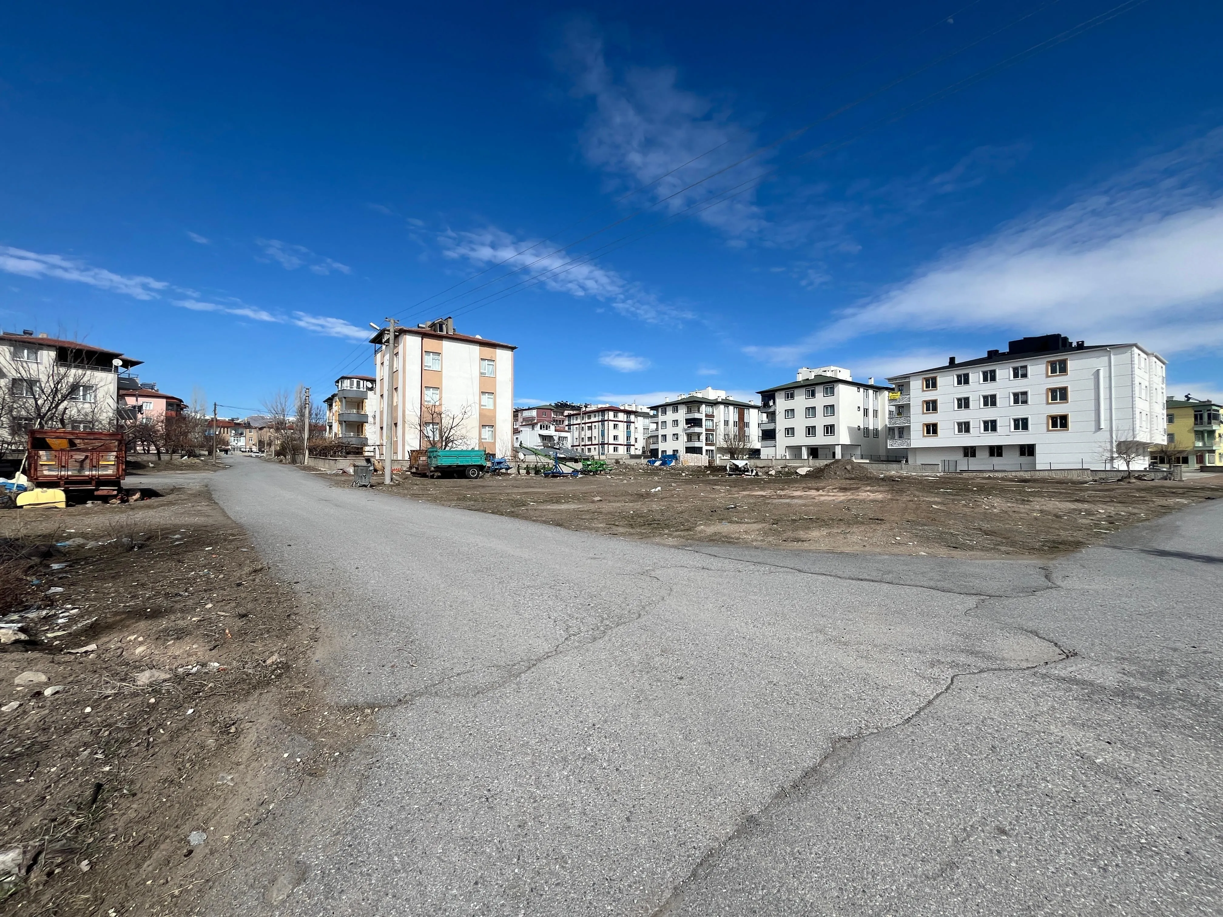 DEVELİ POLAT GAYRİMENKUL-REŞADİYE MAHALLESİ ANAYOLA 50 M2 İÇERİDE İMARLI ARSA